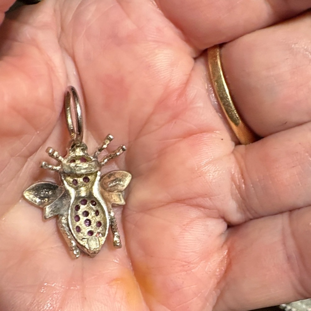 Plated gold/silver bee pendant. - Picture 2 of 5